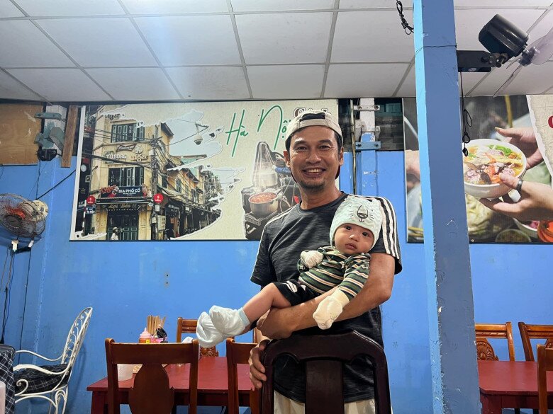 Con trai nam nghệ sĩ cứng cáp dù mới 2 tháng tuổi.
