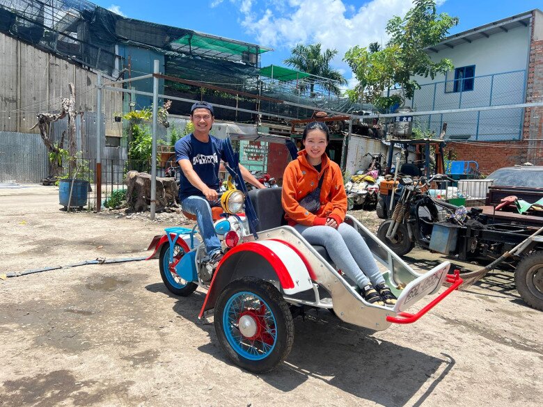 Vợ của Tiết Cương còn trẻ tuổi nhưng luôn hiểu cho công việc nghệ thuật của chồng.
