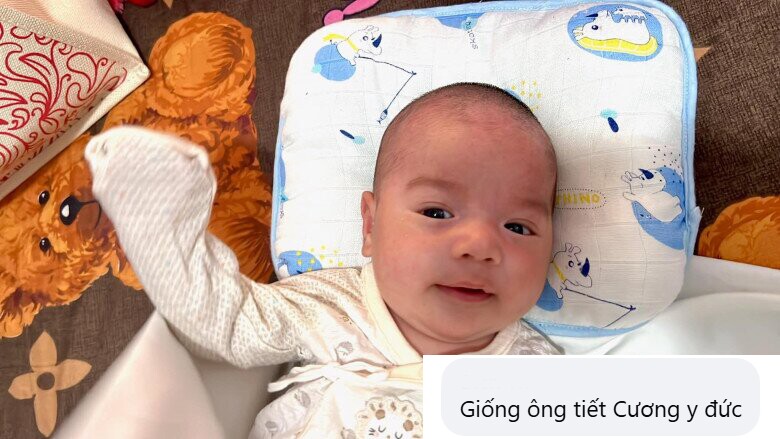Bé Nghé được nhận xét là giống bố y đúc.
