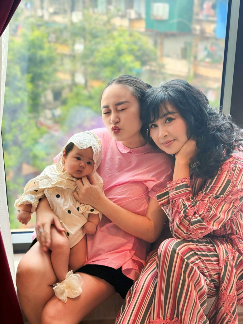 Diva Thanh Lam chụp ảnh cùng con gái và cháu ngoại.