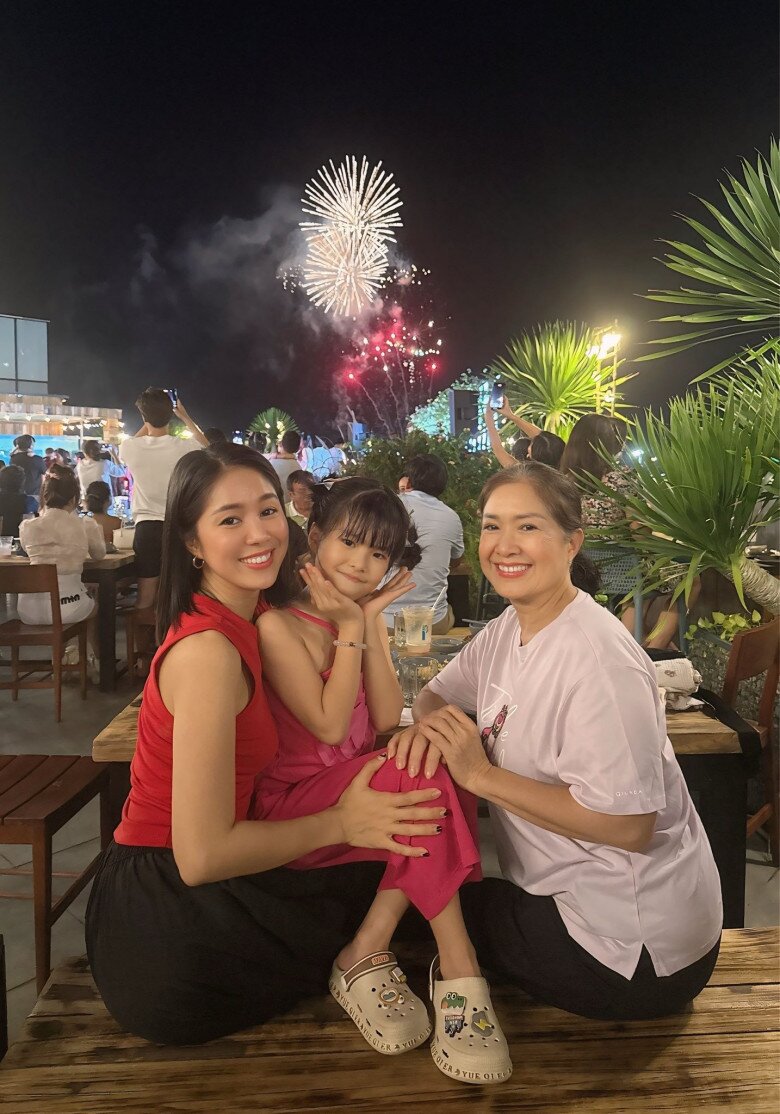 Sao Việt 24h: Nhạc sĩ Quốc Trung say mê ngắm vẻ đáng yêu của amp;#34;công chúa nhỏamp;#34;, diva Thanh Lam liền bình luận yêu thương - 13