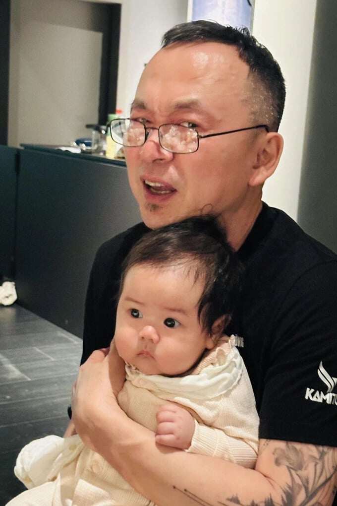 Nhạc sĩ Quốc Trung vào hội “nghiện cháu” khi thường xuyên khoe ảnh cùng Bao Bao trên trang cá nhân.