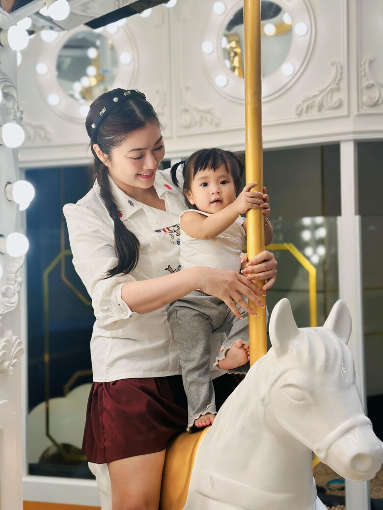 Sao Việt 24h: NSND Thanh Lam khoe cảnh bế bồng amp;#34;tiểu công chúaamp;#34;, Hoa hậu Giáng My phải khen diva đẹp hơn từ ngày amp;#34;lên chứcamp;#34; - 8