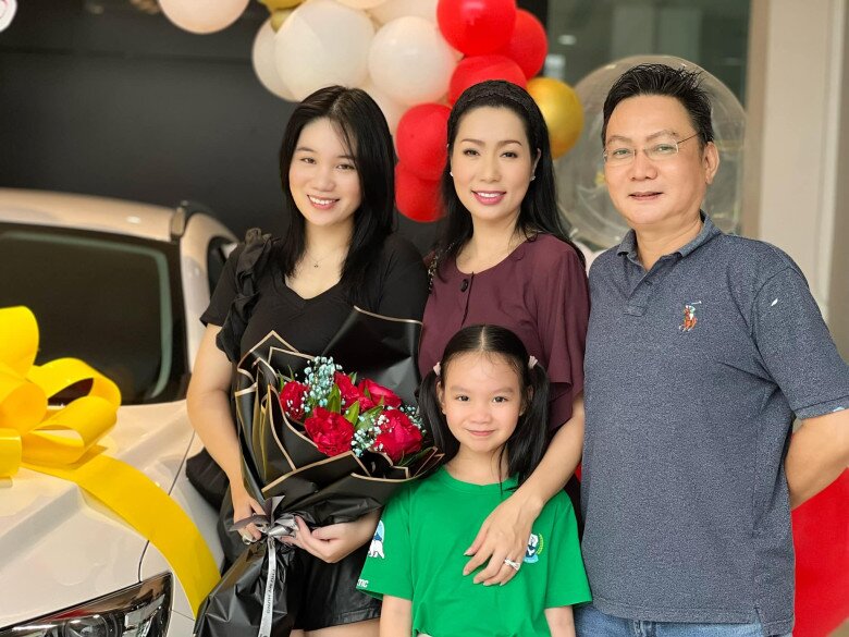 Trịnh Kim Chi bên ông xã và 2 con gái.