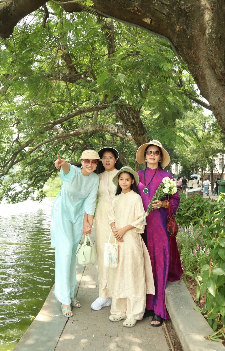 Sao Việt 24h: NSND Xuân Bắc hiếm hoi trang điểm sau khi lên chức Cục trưởng, nhìn như thanh niên ở tuổi U50 - 4