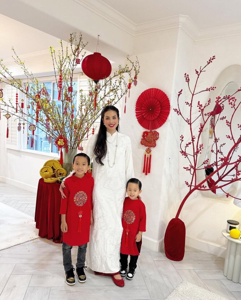 Phạm Hương khoe hình ảnh của cô và các con đều do chồng chụp, đập tan tin đồn rạn nứt hôn nhân.