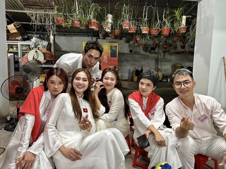 Sao việt 24h mỹ tâm và hòa minzy đọ sắc khi chung khung hình vân dung khoe bố ruột sở hữu bộ huy chương cao quý - 11