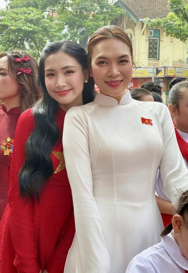 Sao việt 24h mỹ tâm và hòa minzy đọ sắc khi chung khung hình vân dung khoe bố ruột sở hữu bộ huy chương cao quý - 1