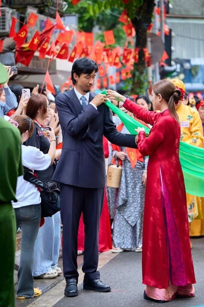 Trước đó, Hoàng Thùy Linh và Đen Vâu cũng đã có cử chỉ thân mật khi tham gia chung một sự kiện.