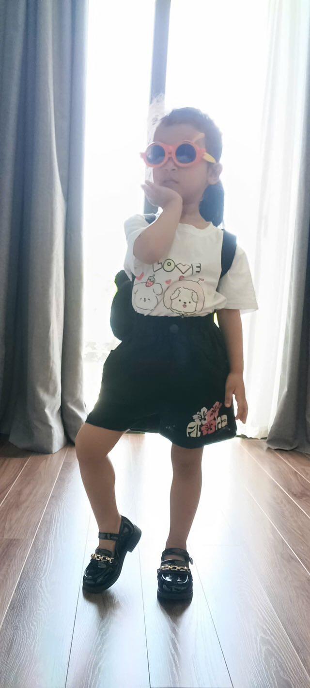 Bé Moon cũng được nhận xét ngày càng nữ tính.