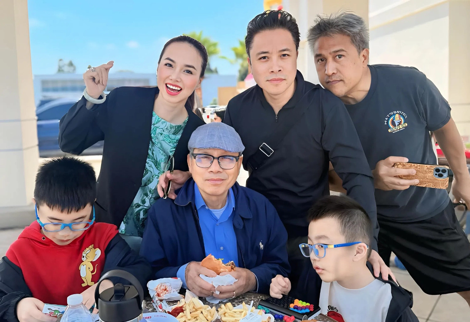 Vợ chồng Đinh Ngọc Diệp đưa 2 con sang Mỹ thăm ông nội.