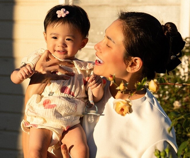 Võ Hoàng Yến đưa con gái 10 tháng tuổi sang Mỹ gặp ông bà.