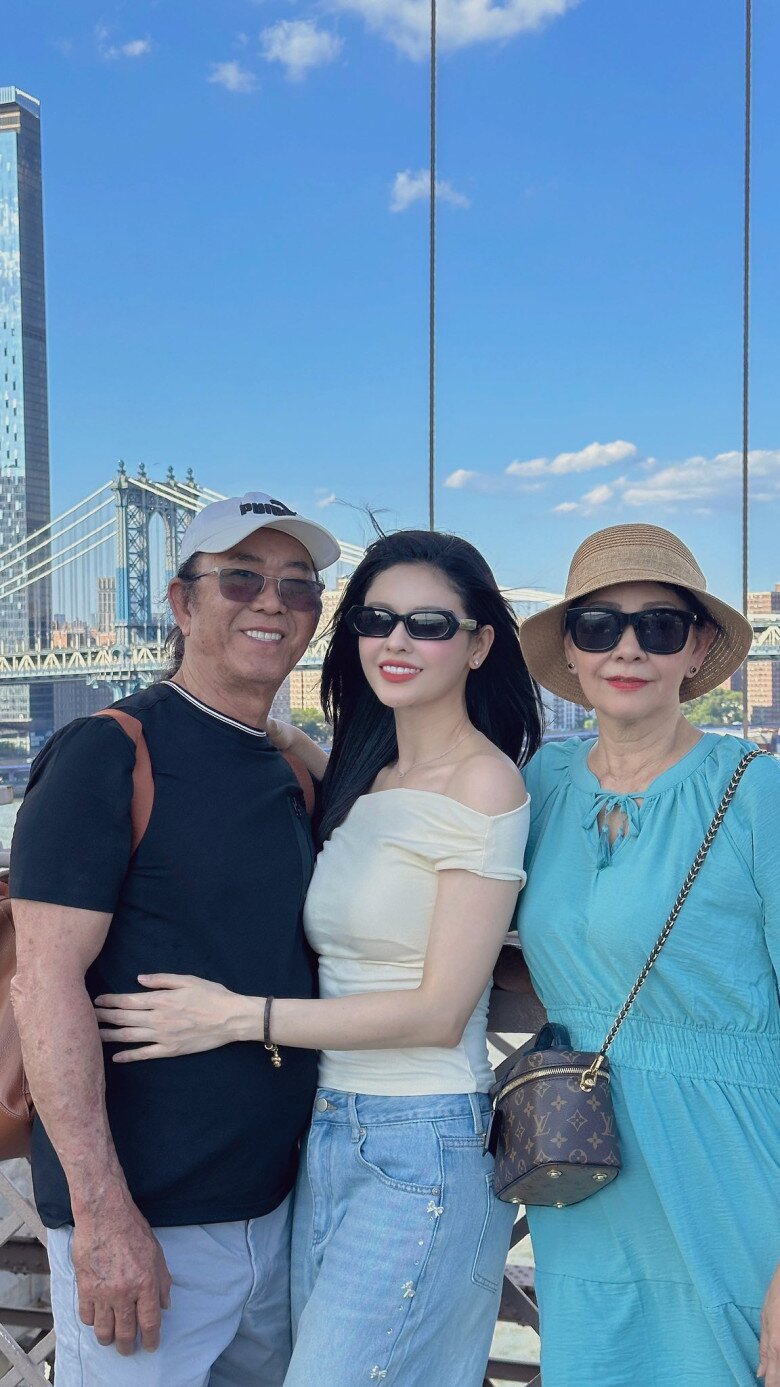 Trương Quỳnh Anh bên bố mẹ ruột.