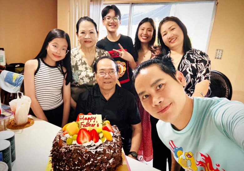 Nam MC và các con quây quần bên ông bà trong chuyến đi.