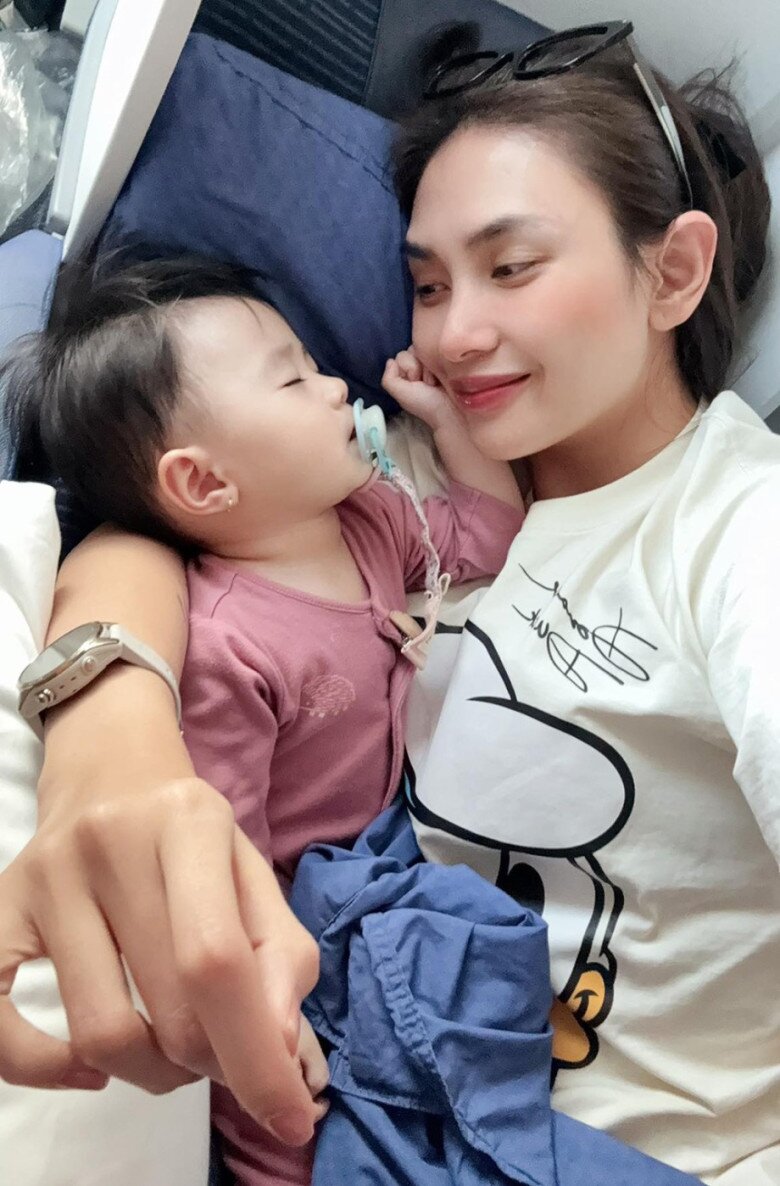 Nữ siêu mẫu khoe hình ảnh trên máy bay cùng con gái.