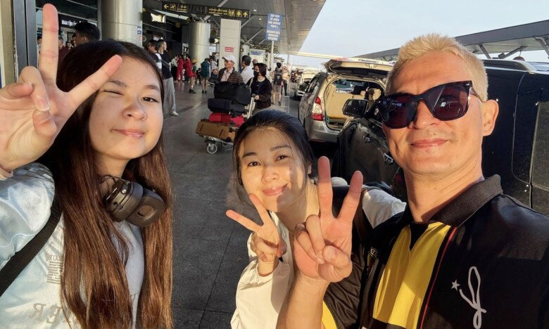 Huy Khánh đưa vợ cũ và con gái quay trở lại Phần Lan.