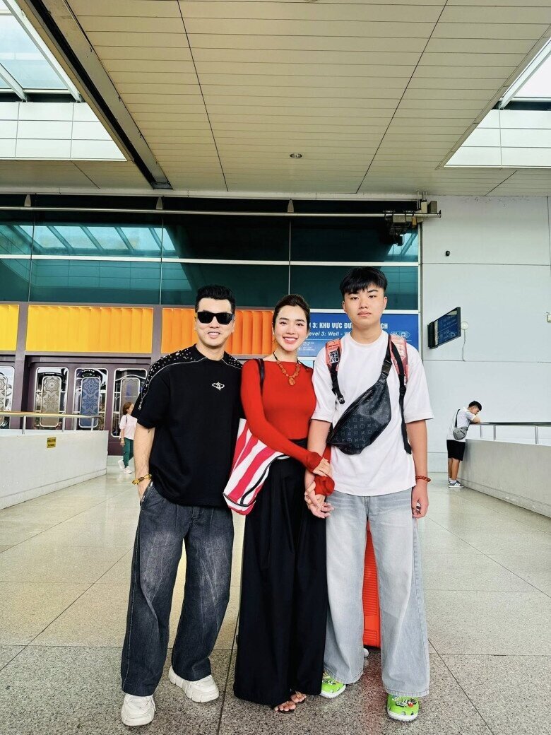 Vợ chồng Ưng Hoàng Phúc tiễn Will sang Mỹ.