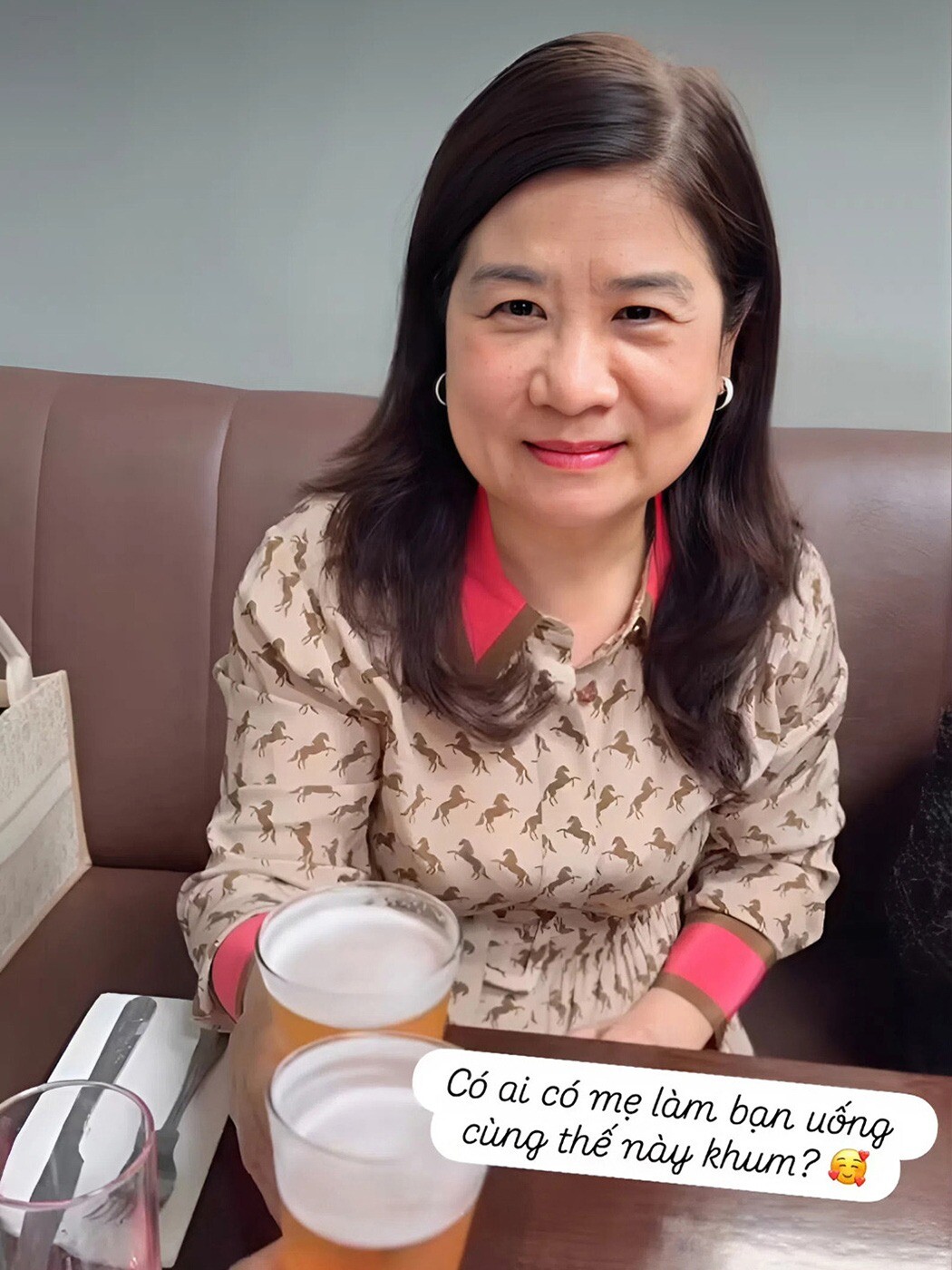 Mẹ chồng nàng hậu rạng rỡ trong chuyến du lịch châu Âu.