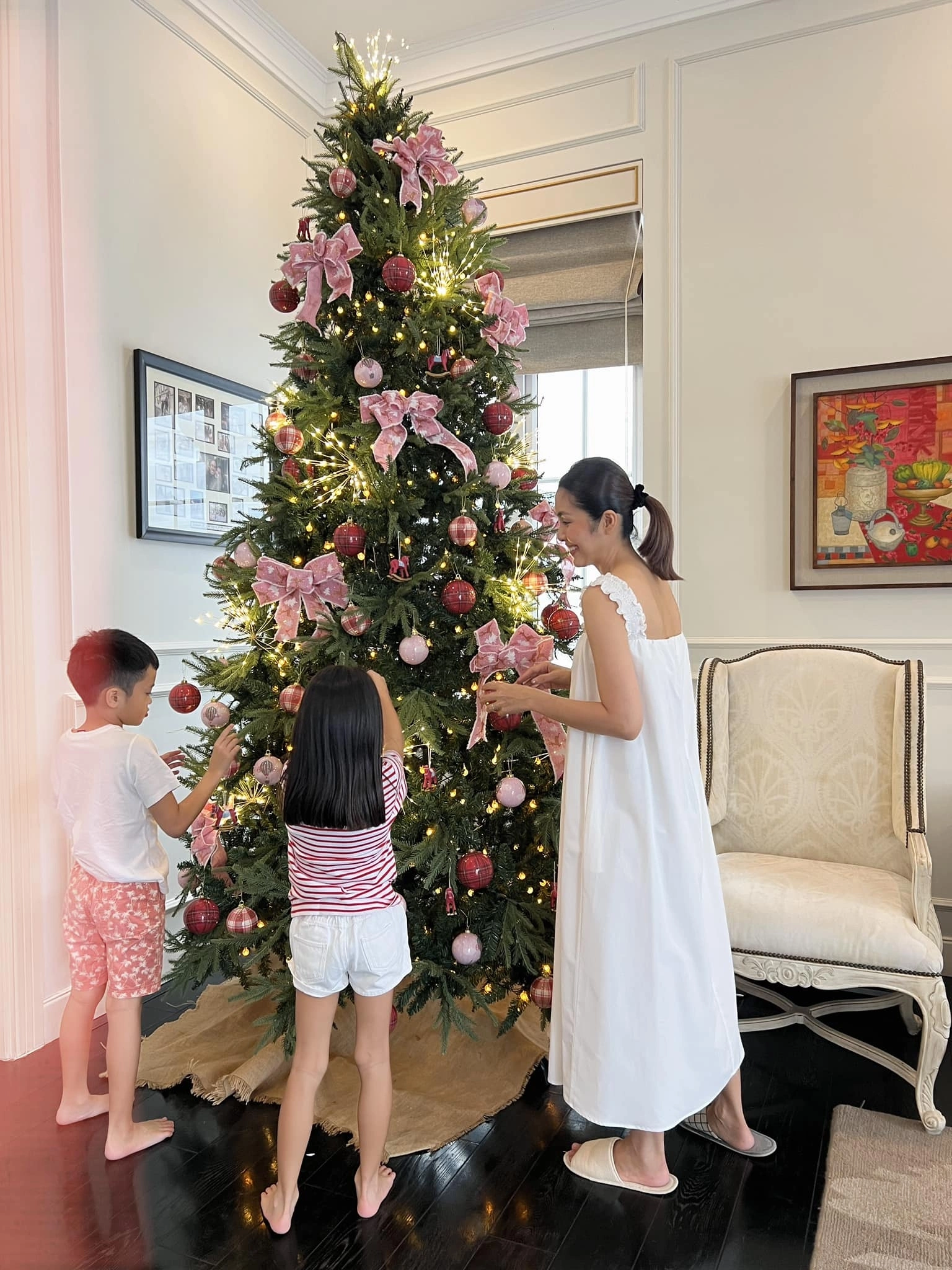 Nữ diễn viên thường dành thời gian hướng dẫn các con tự tay làm việc nhà.