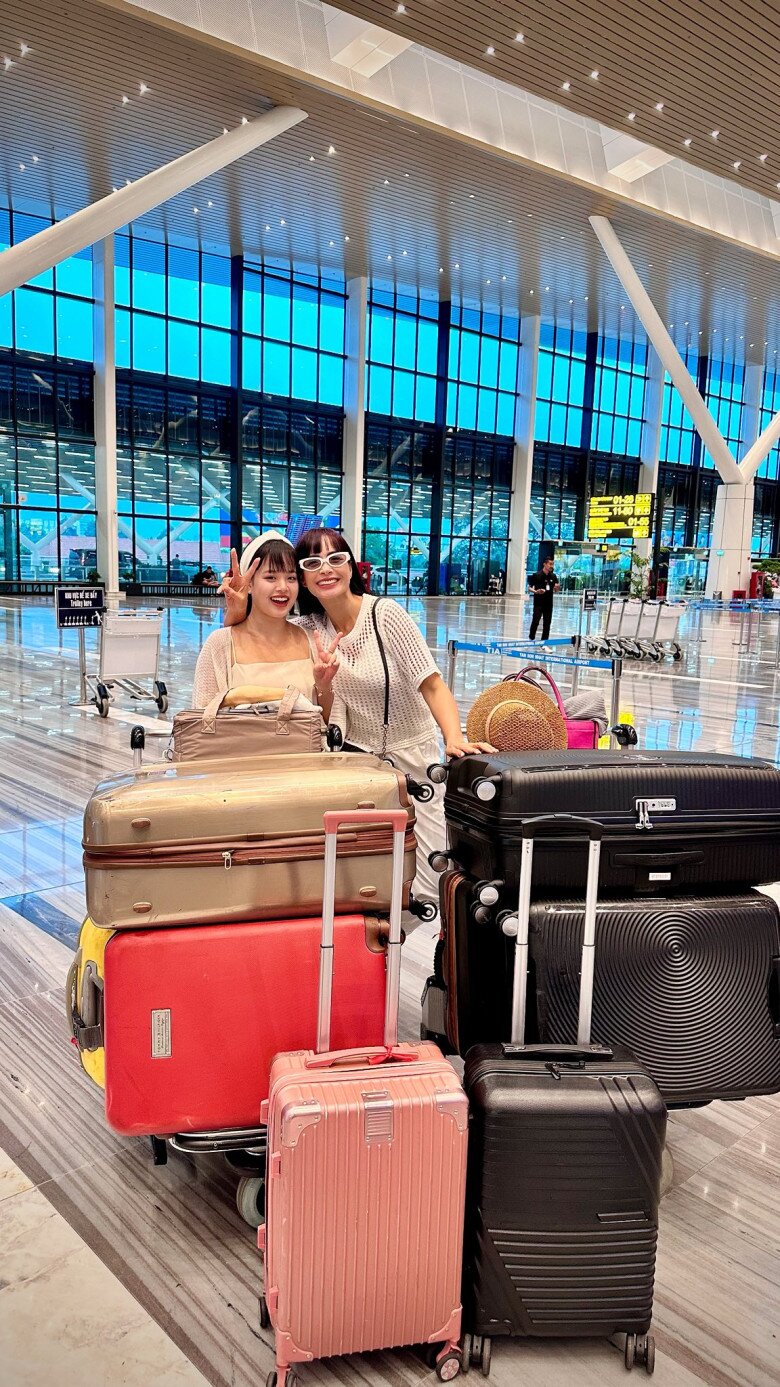 Thúy Hạnh và con gái mang theo 6 vali to khi lên đường sang Ý.