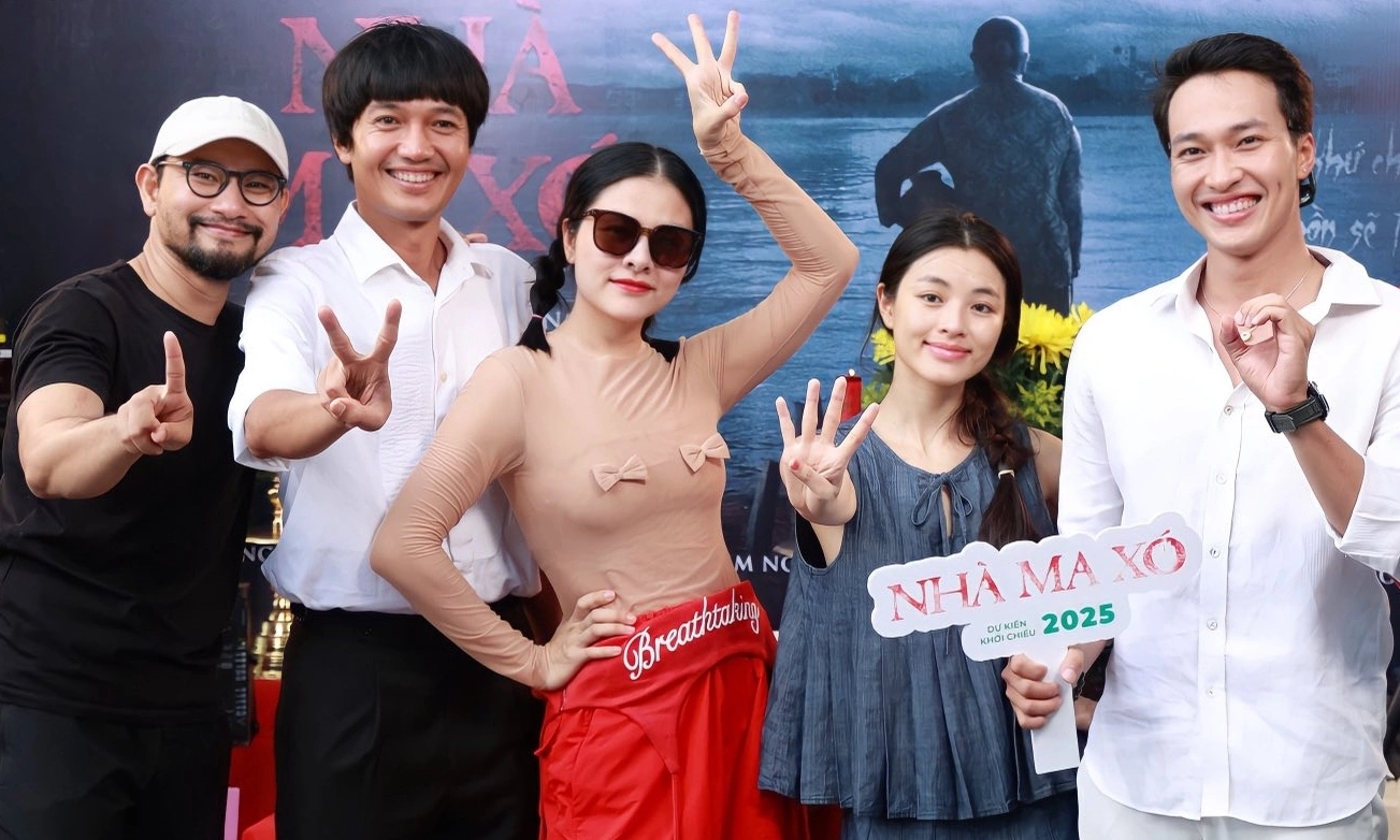 Vân Trang quay lại đóng phim sau 6 tháng sinh con thứ 4.