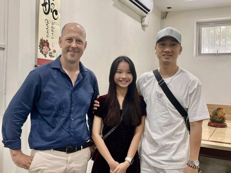 Cô bé Zon hạnh phúc khi có 2 người bố quan tâm, chăm sóc.
