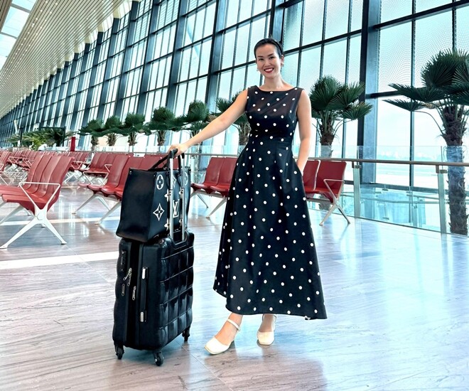 Võ Hạ Trâm được khen ngợi bởi vóc dáng thon gọn, gu thời trang ấn tượng khi ra sân bay. 