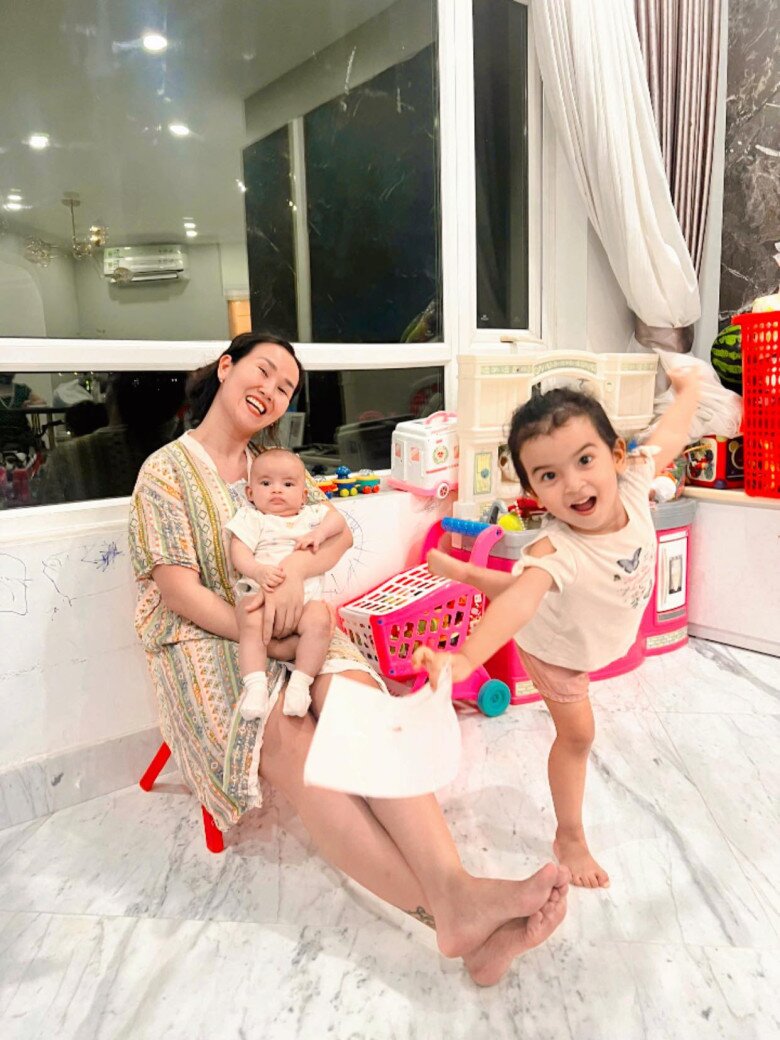 Võ Hạ Trâm thường chia sẻ hình ảnh đáng yêu của bé Moon và Milo lên trang cá nhân.