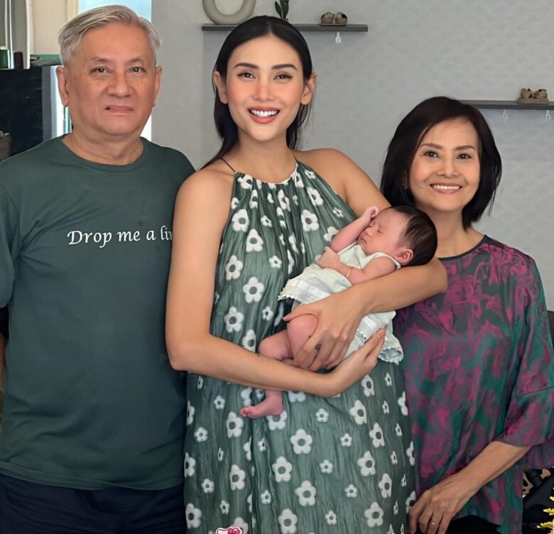 Võ Hoàng Yến bế ái nữ chụp ảnh cùng ông bà ngoại.