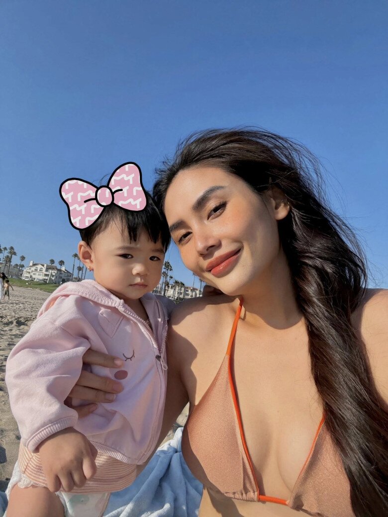 Võ Hoàng Yến cùng con gái tận hưởng kỳ nghỉ ở bãi biển.