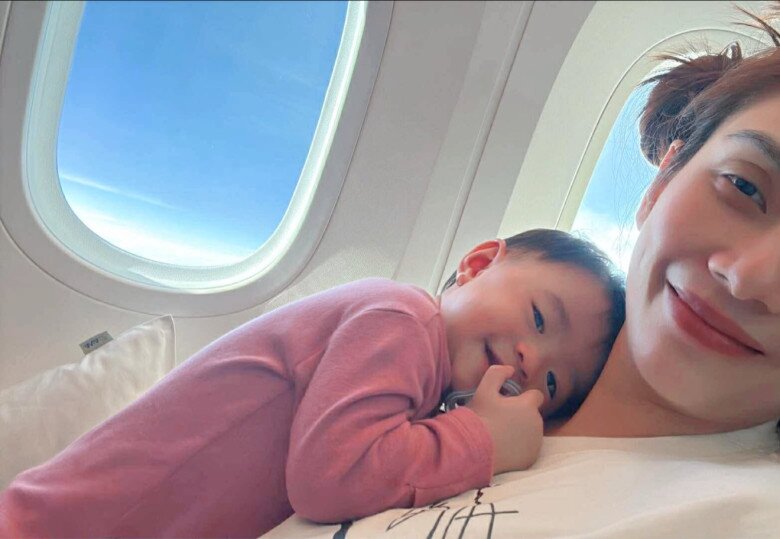 Nữ người mẫu đưa con gái sang Mỹ gặp ông bà nội.