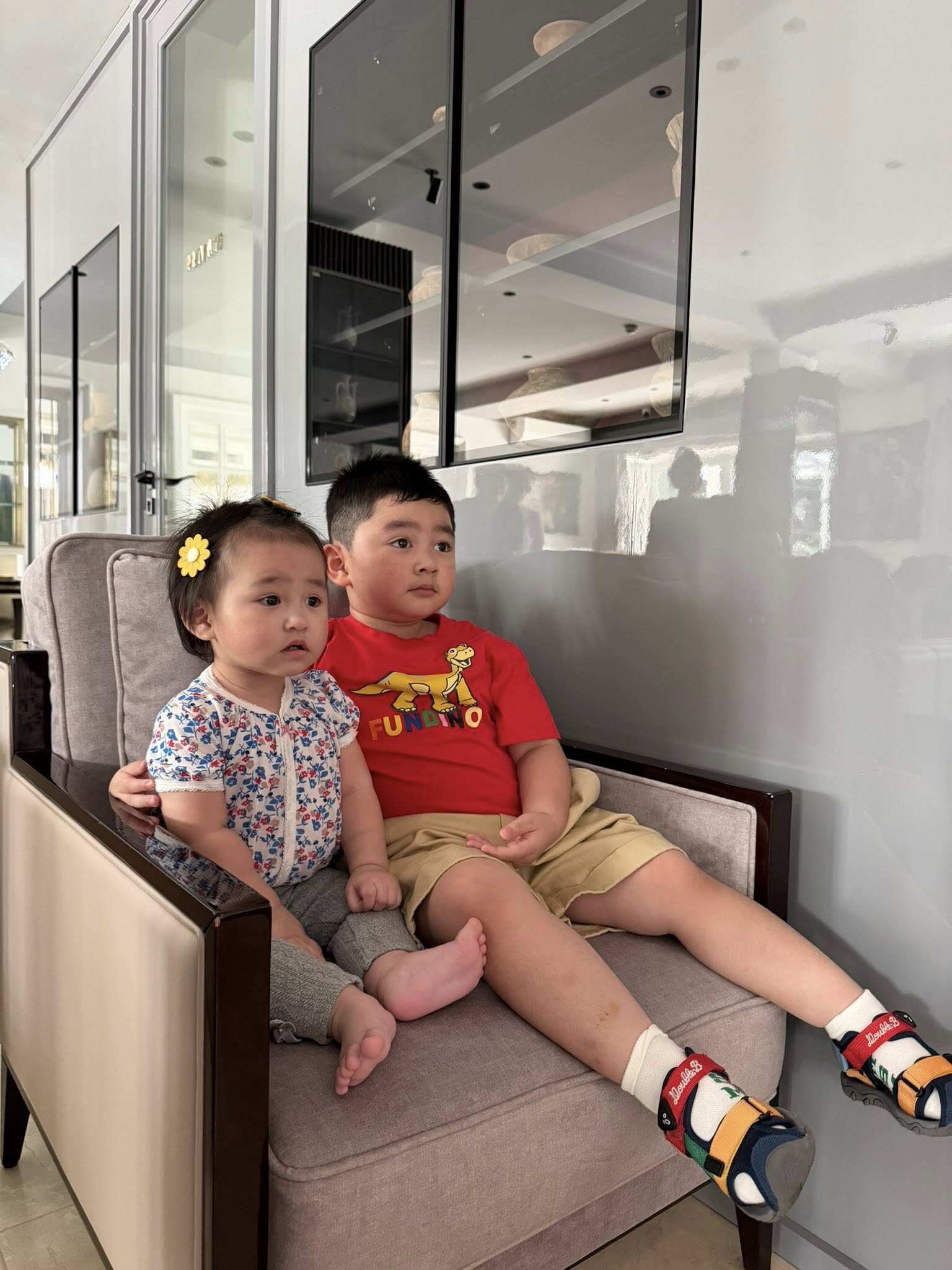 Gia Khang rất yêu thương, chiều chuộng em gái.