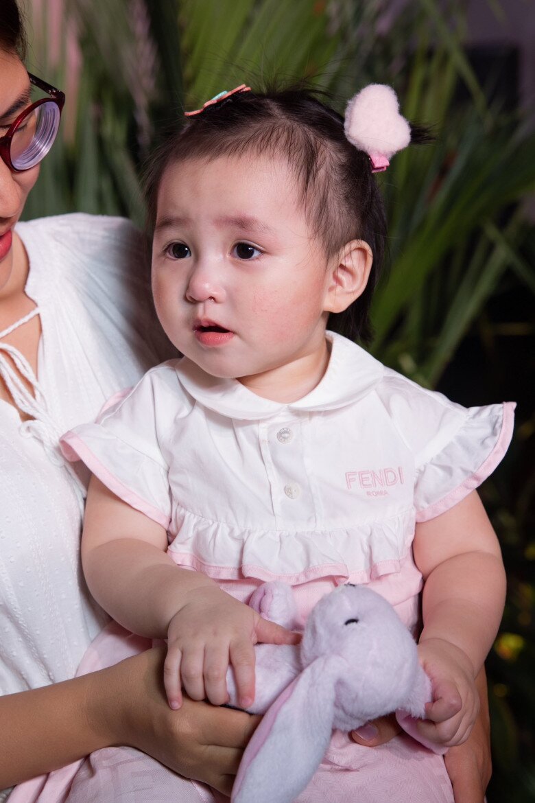 Ái nữ của Chi Bảo có vẻ ngoài bụ bẫm, đáng yêu.