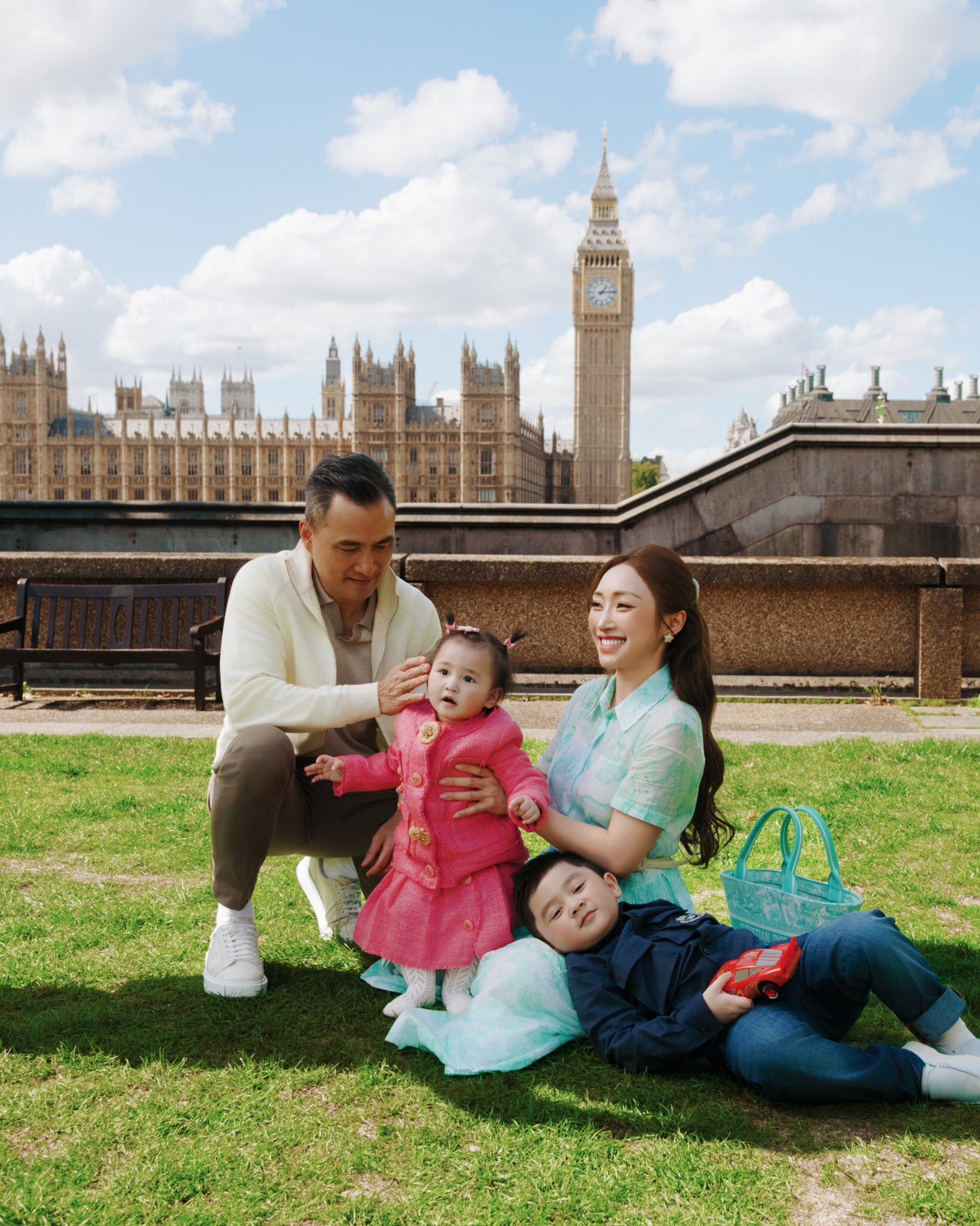 Bộ ảnh đáng nhớ của gia đình Chi Bảo ở Anh Quốc.