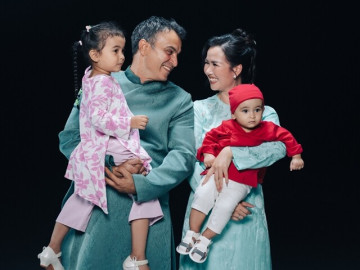 Võ Hạ Trâm vỡ òa khi chồng và 2 con lai mặc áo dài, gọi ông xã là người đàn ông Ấn Độ mang trái tim Việt