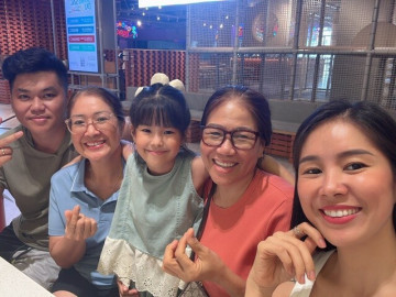 Lê Phương đưa mẹ ruột và mẹ chồng đi kỷ niệm đám cưới đúng ngày 8/8, 8 năm vẫn nồng nàn với chồng trẻ Trung Kiên