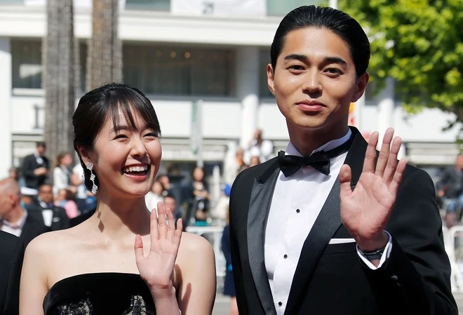 Higashide ngoại tình trong 3 năm với nữ diễn viên trẻ Erika Karata – khi đó, bà xã anh đang mang thai đứa con thứ 3.