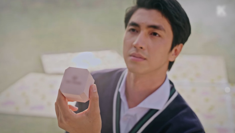 Cảnh cầu hôn trở thành quảng cáo nhẫn một cách lộ liễu.