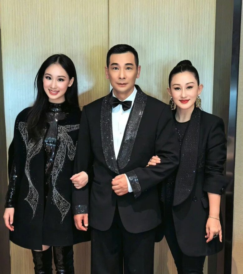 Con gái hoàng phi hồng khiến bố nở mũi vẻ ngoài hệt huỳnh thánh y là học bá tại ngôi trường cho giới siêu giàu - 4
