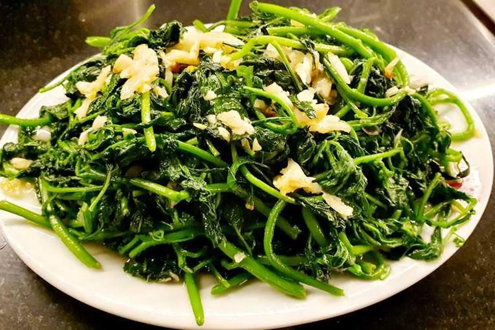 Thứ rau dại mọc đầy ngoài đồng không ai ngó, nay thành đặc sản chỉ dùng đãi khách quý lại cực tốt cho sức khỏe - 4