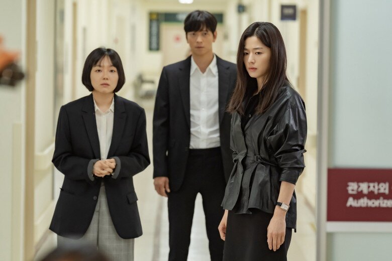 Dù phải đối mặt với nhiều mối đe doạ, Moon Joo luôn có San Ho ở bên sát cánh bảo vệ.