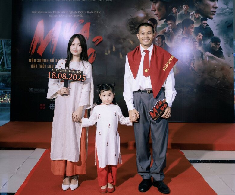 Phương Nam cùng bà xã Hải Yến và con gái Nguyên Ốc trong họp báo Mưa Đỏ.