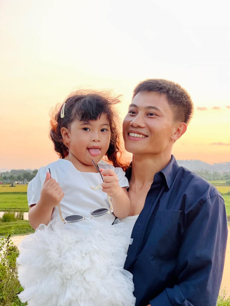 Khi mới lên chức bố, anh còn từ chối lời mời đóng phim để có thêm thời gian với vợ con.