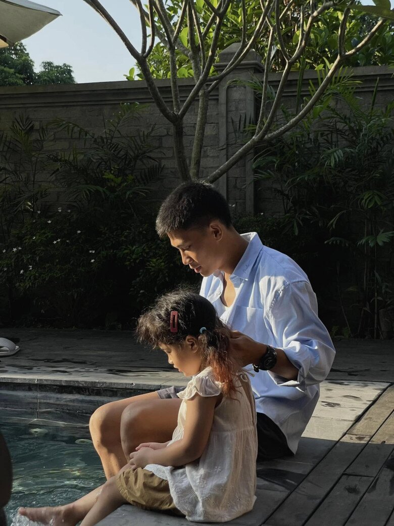Phương Nam lo khi con trưởng thành sẽ có khoảng cách với cha mẹ nên luôn tranh thủ dành tối đa thời gian cho Nguyên Ốc khi cô bé còn nhỏ.