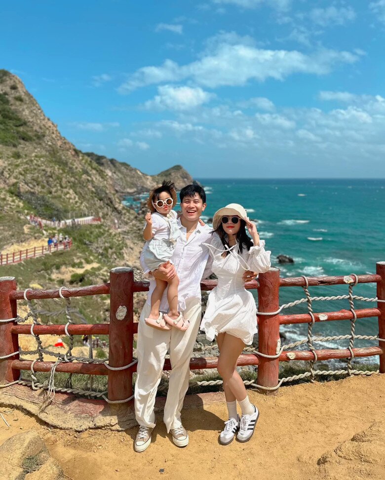 Mỗi lần tới nhà bạn gái, Phương Nam đều xuất hiện với một diện mạo khác, khiến hàng xóm không nhận ra, lầm tưởng là nhiều người khác nhau.