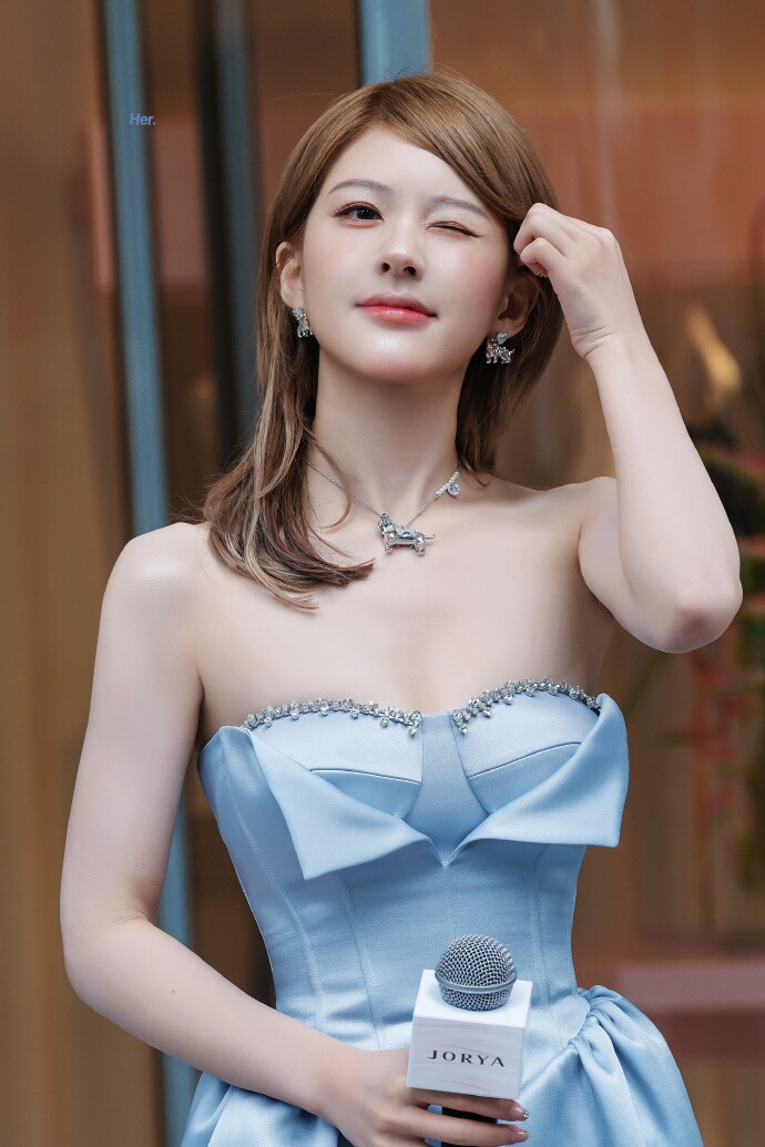 Trước đó, truyền thông Trung Quốc từng đưa tin, tiết lộ Triệu Lộ Tư đang ở trong tình cảnh khó khăn, không có nguồn lực hỗ trợ.