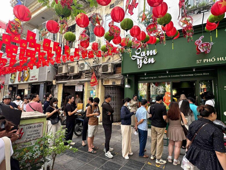 Đến hẹn lại lên, người dân Thủ đô xếp hàng cả tiếng để mua bánh Trung thu: Điểm danh 6 tiệm bánh amp;#34;hotamp;#34; nhất năm 2025 - 1