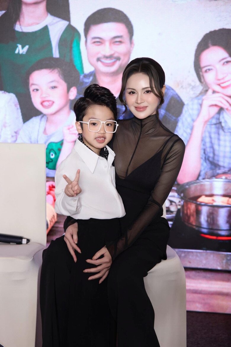 Khôi Nguyên trong vòng tay của người mẹ màn ảnh Lương Thu Trang.