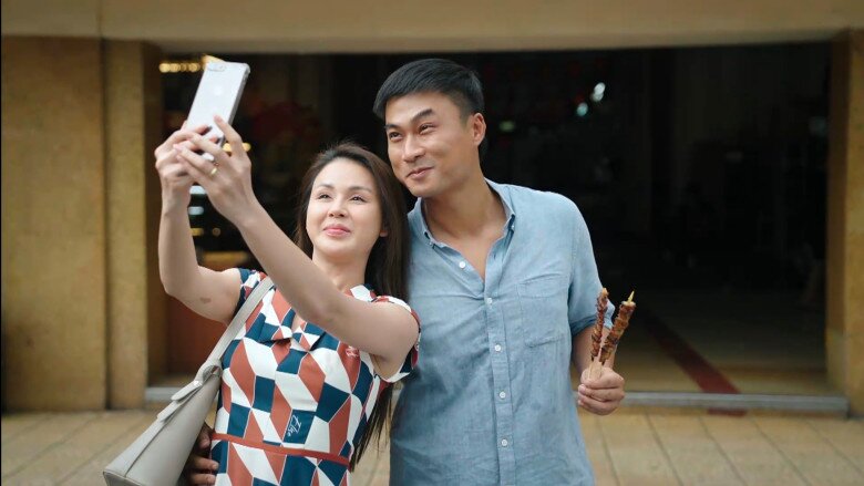 Bắc và Lan Anh lên thành phố để mua đồ cho cửa hàng.