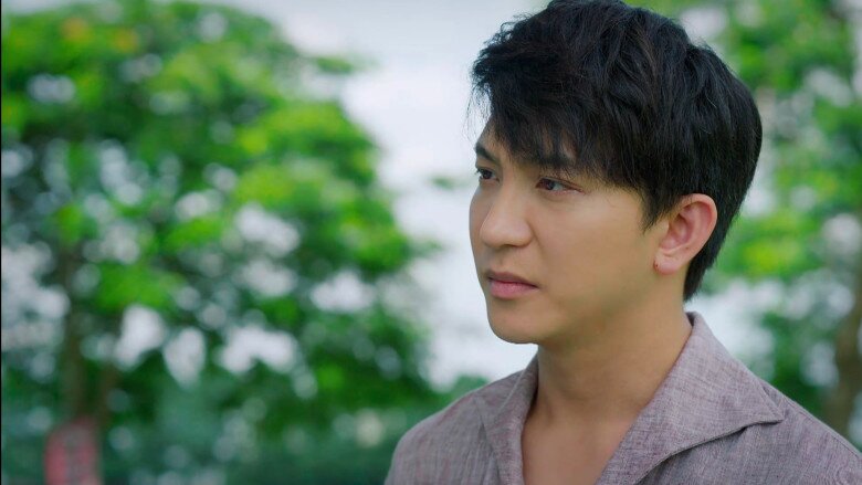 Phong vô cùng đau đớn nhưng cũng chọn tôn trọng quyết định của cô rồi lặng lẽ rời đi.